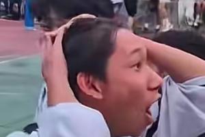 這球吹一輩子！中學(xué)生籃球班賽一學(xué)生面對(duì)貼防完成后場(chǎng)三分絕殺