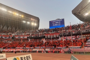 中超第28輪焦點戰(zhàn)，泰山主場對海港，現(xiàn)場觀賽人數(shù)33612人