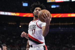 又鐵又獨！謝頓-夏普首節(jié)8投僅2中拿到4分 三分4中0