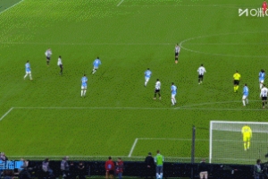 尤文回傳，加蒂與凱利接球配合失誤，凱利無奈犯規(guī)染黃