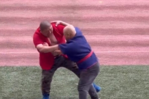 硬碰硬！泰山vs海港賽前進(jìn)行了暖場節(jié)目——摔跤