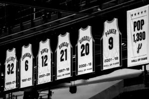 沒有舉辦公開儀式！波波維奇退役旗幟已悄悄懸掛在馬刺主場上空