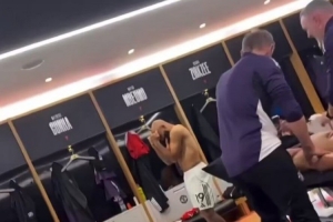 氣氛搞起來(lái)！姆伯莫、阿瑪?shù)沦惡蟾率覂?nèi)跳舞慶祝勝利