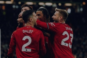 盧克-肖社媒曬慶祝進(jìn)球合影，庫尼亞評論：盧克，我太TM愛你了 ！