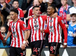 賽季新黑馬誕生！英超9輪戰(zhàn)罷排名前四，這支黑貓很“不簡(jiǎn)單”