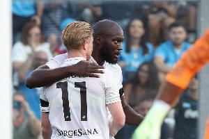 難兄難弟盧卡庫季前賽射門拉傷左腿，現(xiàn)丁丁又因射門拉傷右腿