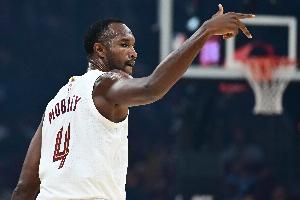 全面且穩(wěn)??！莫布里13中5&12罰全中拿23分 另有8板6助3斷2帽