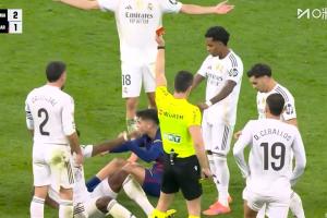 佩德里生涯首紅！佩德里趟球過(guò)大吃到第2黃 此前拉拽維尼修斯染黃