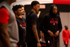 2連?。』鸺倜綍袂蜿犛柧氄?氣氛略顯低沉不同往日