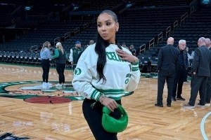 安芬尼-西蒙斯女友帶娃現(xiàn)場觀戰(zhàn)！顏值符合吧友審美嗎？