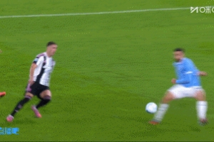 前裁判：吉拉踩小孔塞桑是明顯的點球，不解為什么裁判沒進行回看