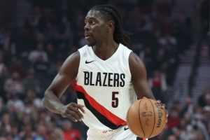 拼盡全力！朱-霍勒迪14中7拿到21分6板7助 三分8中3