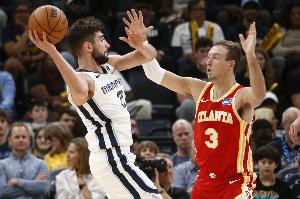 三場(chǎng)僅投9個(gè)三分&占全隊(duì)8%！斯奈德：我們都希望肯納德多投