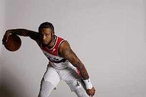 別上頭！惠特摩爾次節(jié)連送下飯操作 半場10分鐘拿到7分3板+2失誤