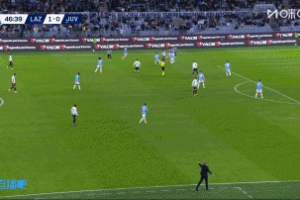 這沒踢進(jìn)？弗拉霍維奇半空門機(jī)會中框，但也越位在先