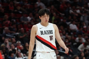 記者：這場(chǎng)不會(huì)動(dòng)搖教練用五小的決心 楊瀚森的輪換短期內(nèi)難改變