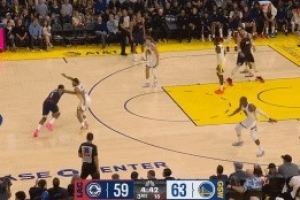 情懷對決！哈登連續(xù)運球試圖突破 庫里緊貼直接搶斷！