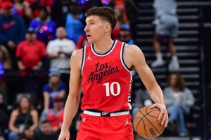 投不進(jìn)防不住你是有傷嗎？博格丹5中1得2分1板 三分3中0