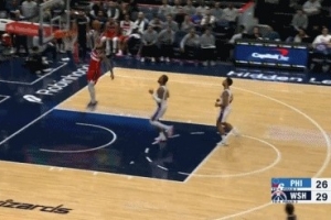 攻防建功！惠特摩爾搶斷反擊一條龍 起飛單臂暴扣