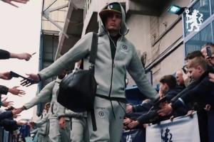 烏龍?zhí)枅螅杭蛹{喬周末戴著老板旗下棒球隊勁敵的帽子入場