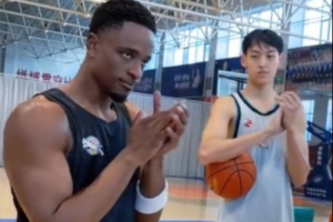 誰家外援提前一個(gè)小時(shí)到訓(xùn)練場(chǎng)？納托爾正式報(bào)到！