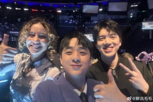 毛毛：跟大狗跑到隔壁解說臺找laure合影 多年lec觀賽老歐子認證