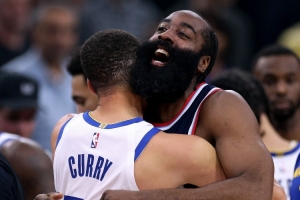 庫里：跳球前我像往常那樣指了指哈登 說了句“我們還在打呢”！