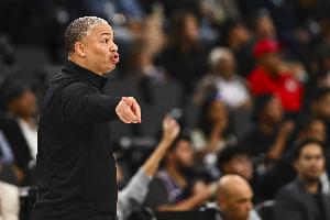 還擱那鼓掌！快船被防了個(gè)24秒違例 泰倫-盧場邊無奈拍手