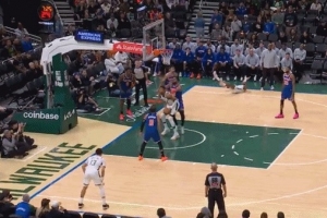 點燃主場！字母哥飛身大帽+二次進攻暴扣 大喊“這是我的地盤”