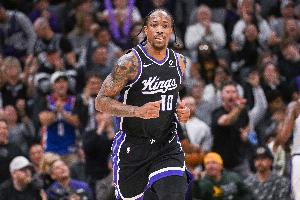 正負(fù)值+13！德羅贊半場(chǎng)7中5拿到11分2助 5個(gè)運(yùn)動(dòng)戰(zhàn)進(jìn)球全是中投