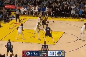 硬碰硬！小卡籃下強(qiáng)攻巴特勒轉(zhuǎn)身拋投命中