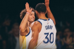 封面為庫里和波杰！勇士官方曬贏球海報：防守發(fā)揮了作用