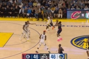 狀態(tài)起飛！哈登轉(zhuǎn)換不緊不慢 弧頂加長三分自信出手反超比分！