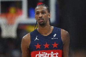 予取予求！薩爾半場(chǎng)14中8爆砍20分7板2斷 三分3中2