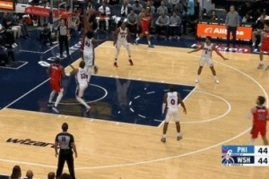 當(dāng)年也榜眼！巴格利中路持球突擊 力壓恩比德起飛雙手暴扣