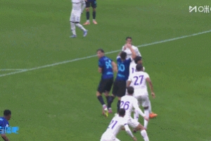 可惜！鄧弗里斯禁區(qū)內(nèi)機(jī)會(huì)被封堵，后續(xù)佛羅倫薩解圍險(xiǎn)些自擺烏龍