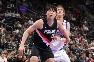 媒體人：不延誤就不積極？楊瀚森這種大中鋒防擋拆收著防很常規(guī)