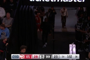 希望沒(méi)事！特雷-楊膝蓋被隊(duì)友壓到返回更衣室 右膝扭傷本場(chǎng)不回歸