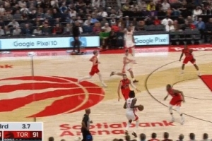 還是你！伊森三節(jié)結(jié)束再中超遠(yuǎn)準(zhǔn)壓哨三分！首節(jié)命中過壓哨三分