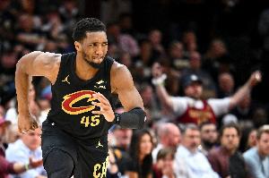 這誰頂?shù)米“?！騎士首節(jié)三分球12中10 命中率超八成