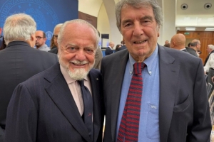 為迪諾-佐夫頒獎(jiǎng)！德佬曬合照：我不會(huì)忘記你曾效力那不勒斯5年