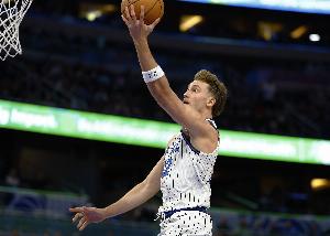 三分很準(zhǔn)！小瓦格納半場(chǎng)9中5&三分3中3拿到14分 另有3板1帽