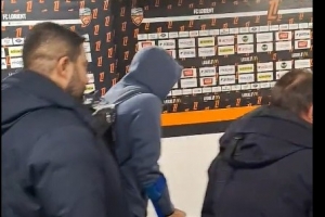 希望無礙，杜埃賽后拄拐離場，此前報道稱可能面臨長期傷缺