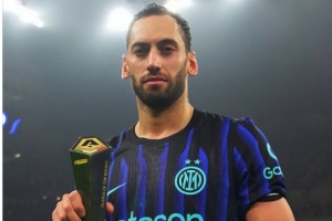 梅開(kāi)二度！官方：恰爾汗奧盧當(dāng)選國(guó)米3-0佛羅倫薩全場(chǎng)最佳