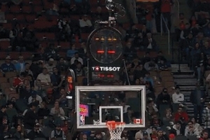 早干嘛去了！猛龍主場比賽開打 計時器還沒調(diào)試好...