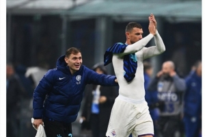 致敬！國(guó)米官方社媒賽后曬哲科照片：一日藍(lán)黑，終生藍(lán)黑