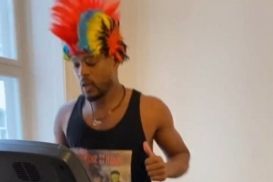 埃弗拉談社媒視頻只穿一只鞋子：致敬我的英雄母親，她左腿截肢了