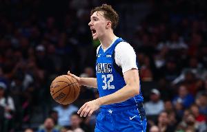 鮑威爾：弗拉格優(yōu)秀好勝又肯努力 還只是個(gè)少年 他的潛力不可限量