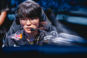 LPL嚴父Faker對陣AL全場數(shù)據(jù)20/12/37，最多陣亡為第二局冰鳥