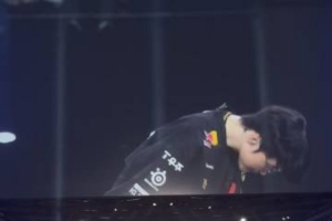 媒體人：Faker在全場喊聲中向舞臺各個方向的觀眾鞠躬 GOAT